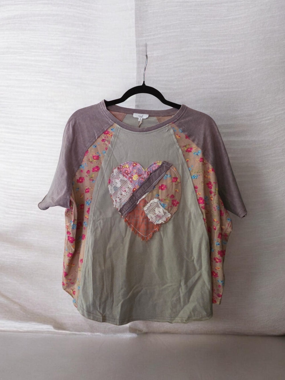 easel Patchwork Heart Raglan Tee in Taupe, Pink & Cream